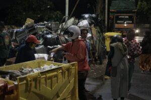 Kegiatan komunitas Sebung Surabaya yang gemar membagikan sego bungkus alias nasi bungkus pada malam hari. (Foto: Dokumen/Sebung Surabaya) tugu jatim