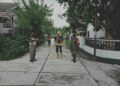Babinsa dari Kodim 0819/Pasuruan saat melakukan penyemprotan disinfektan untuk tekan angka persebaran wabah COVID-19. (Foto: Dokumen)