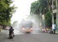 Cegah Covid-19, BPBD Bojonegoro Lakukan Penyemprotan Disinfektan di 5 Titik 2 BPBD dibantu Damkar, Polri, Satpol PP, Brimob dan TNI melakukan penyemprotan disinfektan di beberapa tempat di Bojonegoro. (Foto: Mila Arinda/Tugu Jatim)