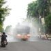 BPBD dibantu Damkar, Polri, Satpol PP, Brimob dan TNI melakukan penyemprotan disinfektan di beberapa tempat di Bojonegoro. (Foto: Mila Arinda/Tugu Jatim)