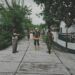 Babinsa dari Kodim 0819/Pasuruan saat melakukan penyemprotan disinfektan untuk tekan angka persebaran wabah COVID-19. (Foto: Dokumen)