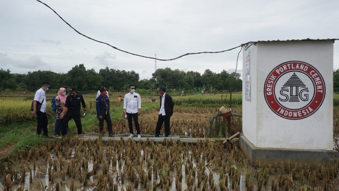 PT Semen Indonesia Lakukan Monitoring dan Evaluasi Program CSR Tahun 2020 5 Foto 3 : Anggota DPRD Tuban Fahmi Fikroni, Bappeda Tuban, perguruan tinggi, bersama tim CSR Semen Indonesia monitoring irigasi pertaniam di Desa Sumberarum, Kecamatan Kerek. (Foto: Humas PT Semen Indonesia (Persero) Tbk (SIG) Pabrik Tuban) tugu jatim