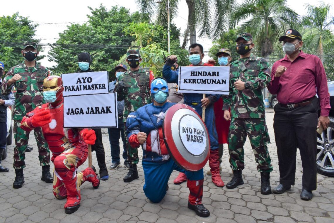 Superhero Kawal Jenderal Bintang Dua Bagi-bagi Masker di Pasuruan 1 Para superhero yang turut mengawal Pangdam V/Brawjaya saat melakukan kunjungan ke Kodim 0819 Pasuruan. (Foto: Dokumen) tugu jatim