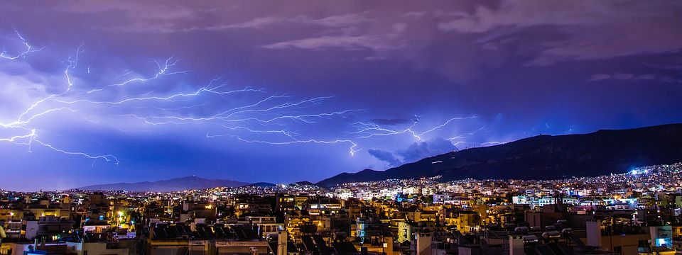 Ilustrasi fenomena petir atau thunderstorm yang terjadi di Malang Raya. (Foto: Pixabay/Tugu Jatim)