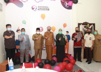 CEO Tugu Media Group, Irham Thoriq (paling kiri) bersama para tokoh dan pejabat seperti Wali Kota Malang, Sutiaji dan Motivator Nasional Dr Aqua Dwipayana. (Foto: Dokumen/Tugu Malang/Tugu Jatim) ulang tahun HUT Tugu malang