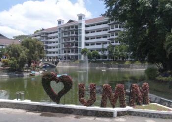 Universitas Muhammadiyah Malang (UMM) sukses dinobatkan menjadi kampus Islam terbaik di dunia tahun 2021 versi UniRank. (Foto: Dokumen/UMM) tugu jatim