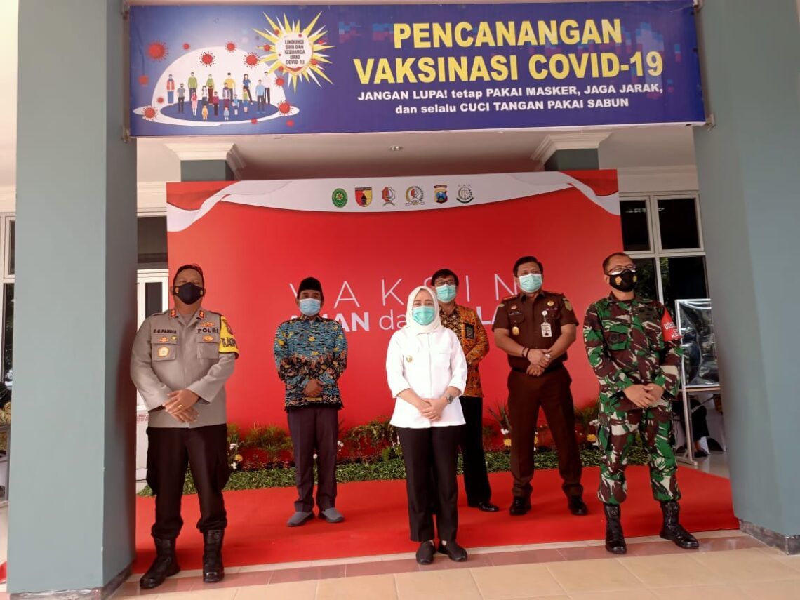 Bupati Bojonegoro dan Forkopimda Jalani Suntikan Vaksin COVID-19 Dosis Kedua 5 Bupati Bojonegoro bersama Forkopimda jalani suntikan vaksin sinovac di RSUD Dr. R Sosodoro Djatikoesoemo. (Foto: Humas Pemkab Bojonegoro) tugu jatim
