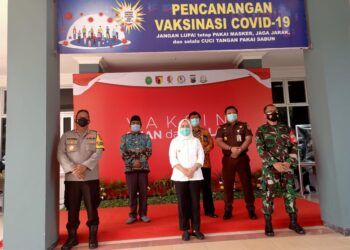 Bupati Bojonegoro bersama Forkopimda jalani suntikan vaksin sinovac di RSUD Dr. R Sosodoro Djatikoesoemo. (Foto: Humas Pemkab Bojonegoro) tugu jatim
