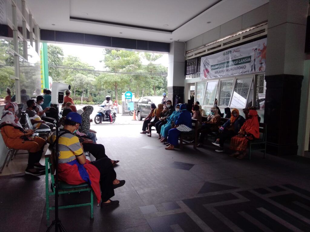 Suasana lansia yang mengantre untuk melakukan vaksinasi di RSI Ahmad Yani Surabaya, Selasa (23/2/2021). (Foto: Rangga Aji/Tugu Jatim)