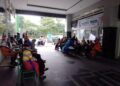 Suasana lansia yang mengantre untuk melakukan vaksinasi di RSI Ahmad Yani Surabaya, Selasa (23/2/2021). (Foto: Rangga Aji/Tugu Jatim)