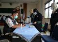 Nakes RSUD dr R Koesma menerima vaksin COVID-19. (Foto: Dokumen/RSUD dr R Koesma ) tugu jatim