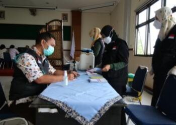 Nakes RSUD dr R Koesma menerima vaksin COVID-19. (Foto: Dokumen/RSUD dr R Koesma ) tugu jatim