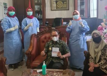 Wakil Bupati Tuban, Ir. H. Noor Nahar Hussein setelah menerima vaksin COVID-19. (Foto: Dokumen/Humas Pemkab Tuban) vaksinasi covid-19 tugu jatim