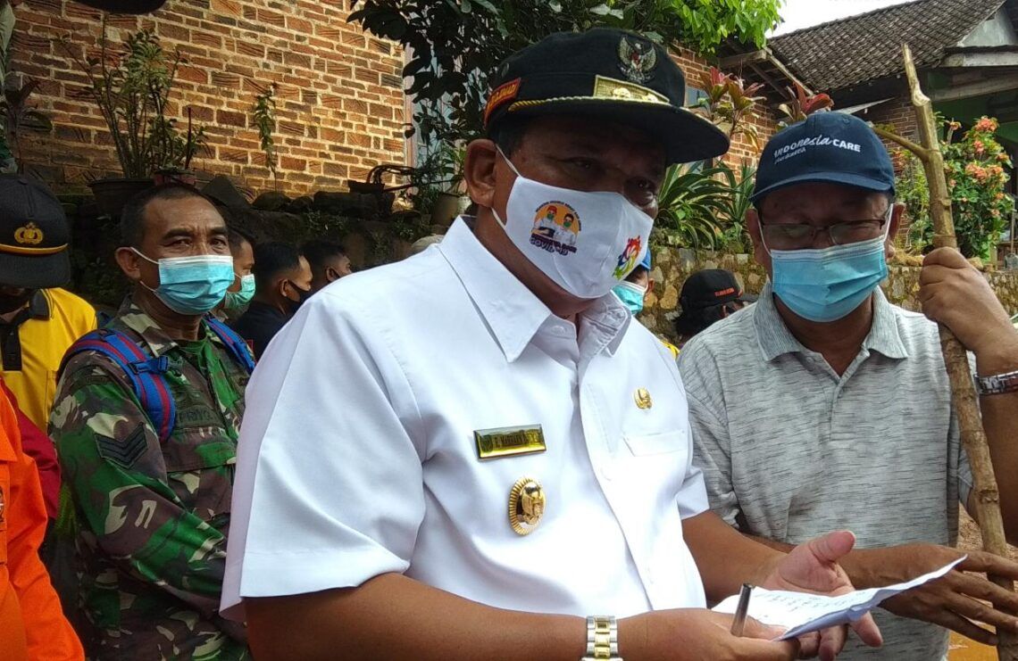 Wabup Nganjuk Marhaen (tengah) saat mengecek lokasi longsor Ngetos. (Foto: NOE/Tugu Jatim)