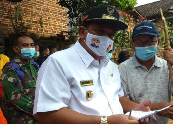 Wabup Nganjuk Marhaen (tengah) saat mengecek lokasi longsor Ngetos. (Foto: NOE/Tugu Jatim)