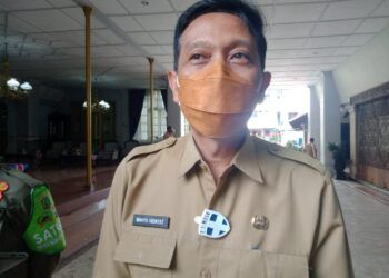 Plh Bupati Malang, Wahyu Hidayat ketika memberikan keterangan terkait rumah dinas Wakil Bupati Malang. (Foto: RAP/Tugu Malang/Tugu Jatim)