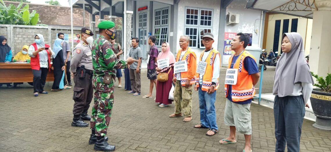 Abai Prokes, 20 Warga Pasuruan Disanksi Ucapkan Pancasila dan Baca Al-Fatihah 5 Sejumlah warga Winongan, Pasuruan masih banyak yang abai prokes dan disanksi membaca surat Al-Fatihah dan ucapkan Pancasila. (Foto: Dokumen) tugu jatim