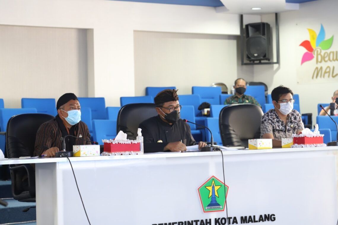 Upaya Pulihkan Ekonomi 2022, Pemkot Malang Bakal Permudah Investasi 1 Wakil Wali Kota Malang Sofyan Edi Jarwoko saat membahas perumusan kebijakan pemberian insentif dan kemudahan investasi di Ngalam Command Center (NCC) Balai Kota Malang, Kamis (4/2/2021). (Foto: Kominfo Kota Malang) tugu jatim