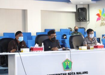 Wakil Wali Kota Malang Sofyan Edi Jarwoko saat membahas perumusan kebijakan pemberian insentif dan kemudahan investasi di Ngalam Command Center (NCC) Balai Kota Malang, Kamis (4/2/2021). (Foto: Kominfo Kota Malang) tugu jatim