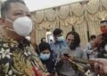 Plt Wali Kota Surabaya, Whisnu Sakti Buana sedang diwawancara wartawan di Surabaya. (Foto: Rangga Aji/Tugu Jatim)