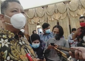 Plt Wali Kota Surabaya, Whisnu Sakti Buana sedang diwawancara wartawan di Surabaya. (Foto: Rangga Aji/Tugu Jatim)