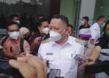 Pelaksana Tugas (Plt) Wali Kota Surabaya, Whisnu Sakti Buana diwawancara wartawan di depan City of Tomorrow (Cito) Mall Surabaya, terkait pengoperasian RS Siloam, Rabu (10/02/2021). (Foto: Rangga Aji/Tugu Jatim)