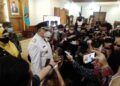 Wali Kota Surabaya, Whisnu Sakti Buana sedang didoorstop wartawan di Gedung Negara Grahadi Surabaya usai dilantik dari Pelaksana Tugas (Plt) Wali Kota menjadi Wali Kota Definitif, Kamis (11/02/2021). (Foto: Rangga Aji/Tugu Jatim)