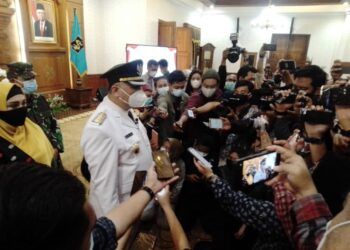 Wali Kota Surabaya, Whisnu Sakti Buana sedang didoorstop wartawan di Gedung Negara Grahadi Surabaya usai dilantik dari Pelaksana Tugas (Plt) Wali Kota menjadi Wali Kota Definitif, Kamis (11/02/2021). (Foto: Rangga Aji/Tugu Jatim)