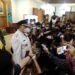 Pemkot Surabaya Bakal 'Refocusing' Anggaran Khusus untuk UMKM Kampung Tangguh 8 Wali Kota Surabaya, Whisnu Sakti Buana sedang didoorstop wartawan di Gedung Negara Grahadi Surabaya usai dilantik dari Pelaksana Tugas (Plt) Wali Kota menjadi Wali Kota Definitif, Kamis (11/02/2021). (Foto: Rangga Aji/Tugu Jatim)