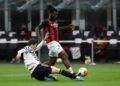 Lindelof, bek MU, saat menghalau serangan yang dilancarkan oleh Kessie. (Foto: Twitter @ManUtd/Tugu Jatim)