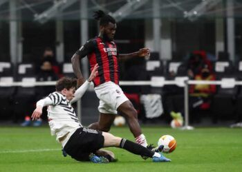 Lindelof, bek MU, saat menghalau serangan yang dilancarkan oleh Kessie. (Foto: Twitter @ManUtd/Tugu Jatim)
