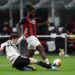 Lindelof, bek MU, saat menghalau serangan yang dilancarkan oleh Kessie. (Foto: Twitter @ManUtd/Tugu Jatim)