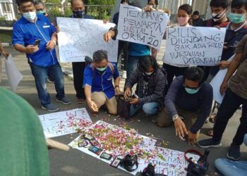 Aliansi Jurnalis Independen (AJI) Kediri menggelar aksi keprihatinan mengecam kekerasan yang dialami oleh jurnalis Tempo Surabaya Nurhadi di Surabaya.(Foto: Noe/Tugu Jatim)