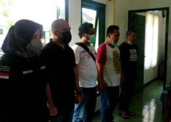 Tangkapan layar video permintaan maaf anggota Satreskoba Polresta Malang Kota terhadap Kol Chb I Wayan Sudarsana. (Foto: Azmy/Tugu Jatim)