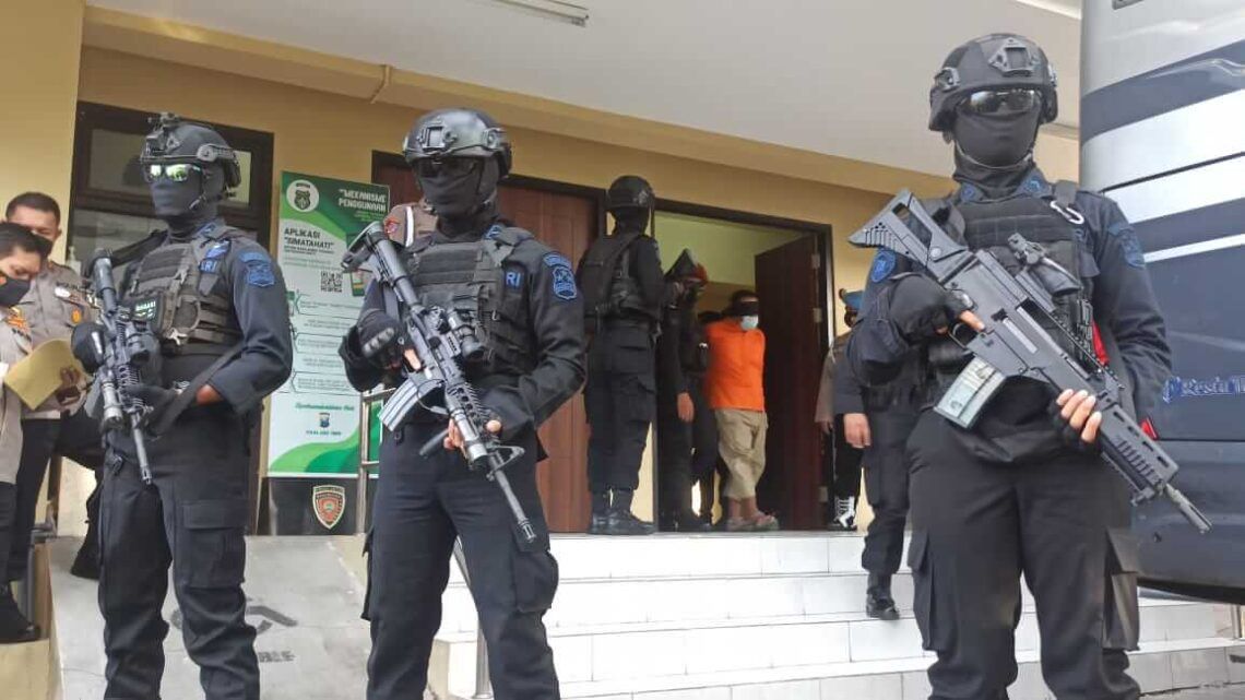 Densus 88 Mabes Polri Tangkap 22 Terduga Teroris yang Masuk Jaringan Jemaah Islamiah 1 Polda Jatim. (Foto: Densus 88/Tugu Jatim)