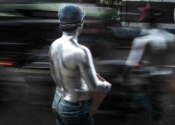 Silverman atau Manusia Silver di Kota Malang. (Foto: BEN/Tugu Malang/Tugu Jatim)