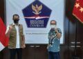 Pakar Komunikasi dan Motivator Nasional Dr Aqua Dwipayana bersama Kepala Badan Nasional Penanggulangan Bencana (BNPB) Letjen TNI Doni Monardo. (Foto: Dok/Tugu Jatim)