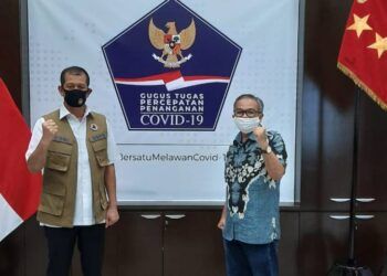Pakar Komunikasi dan Motivator Nasional Dr Aqua Dwipayana bersama Kepala Badan Nasional Penanggulangan Bencana (BNPB) Letjen TNI Doni Monardo. (Foto: Dok/Tugu Jatim)