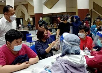 Wali Kota Surabaya Eri Cahyadi meninjau pelaksanaan vaksinasi Covid-19 di Tunjungan Plaza (TP) Mall Surabaya, Selasa (30/03/2021).(Foto: Rangga Aji/Tugu Jatim)