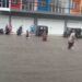 Anak-anak memanfaatkan banjir di kawasan Jalan Kedawung, Kota Malang, dengan berenang secara gratis Senin (22/03/2021). (Foto: Azmy/Tugu Jatim)