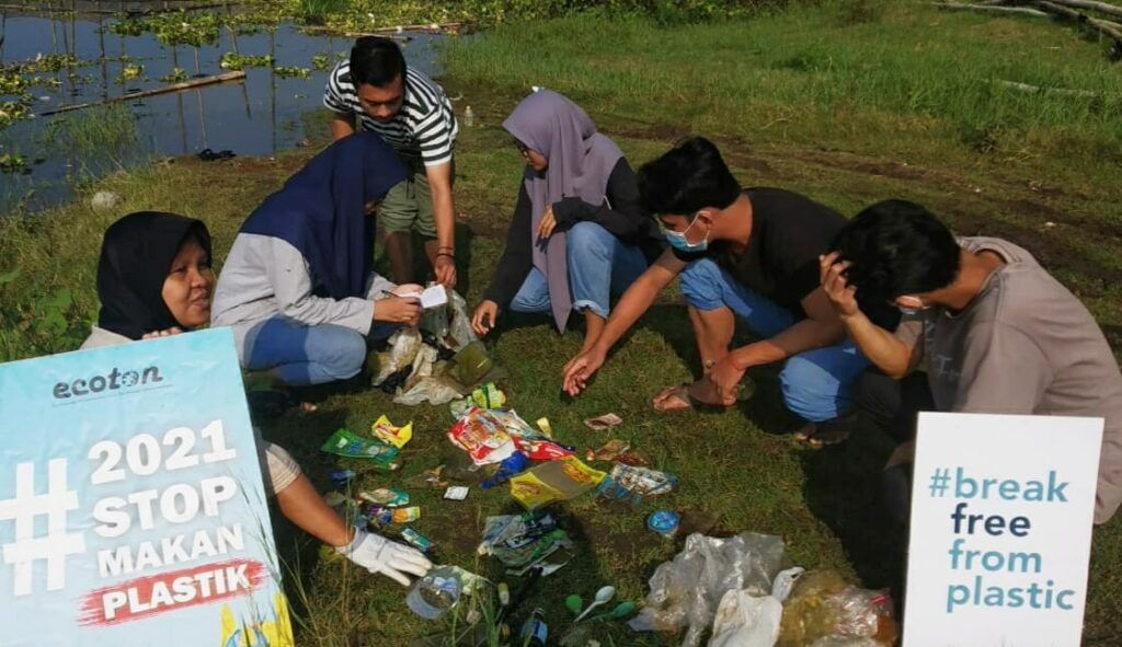 Komunitas lingkungan Envigreen Society menemukan banyak sampah plastik beragam merek di Waduk Karangkates, Kabupaten Malang. (Foto: Envigreen Society/Tugu Jatim)