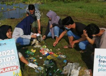 Komunitas lingkungan Envigreen Society menemukan banyak sampah plastik beragam merek di Waduk Karangkates, Kabupaten Malang. (Foto: Envigreen Society/Tugu Jatim)