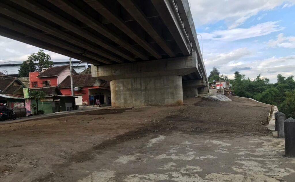 Lahan kosong yang berada di bawah Jembatan Kedungkandang ini rencananya bakal dibuat skatepark dan lapangan basket. (Foto:Azmy/Tugu Malang)