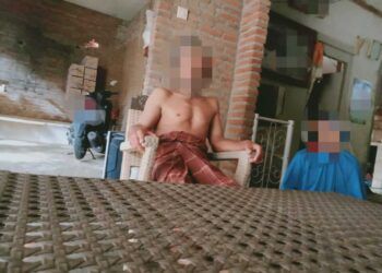 Kakek dan nenek AP yang selama ini merawat sejak kecil. (Foto: Rap/Tugu Jatim)