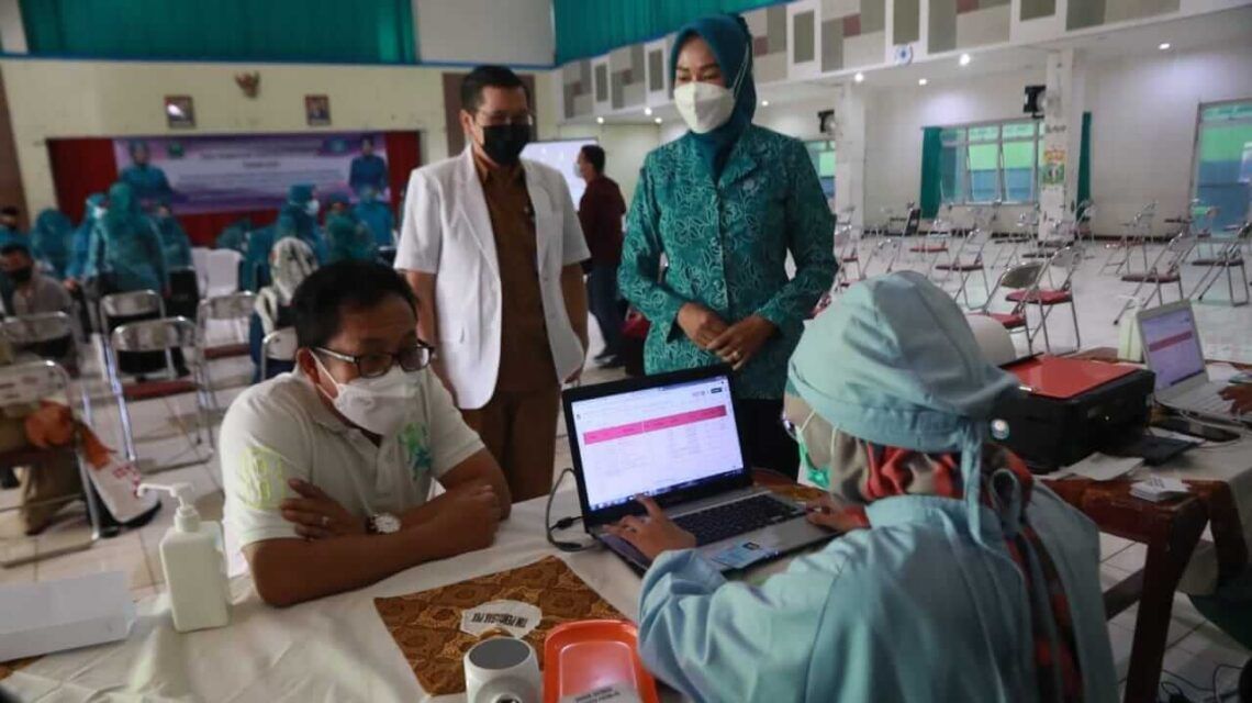 Wali Kota Malang Sutiaji Jalani Vaksinasi Dosis Pertama sambil Bergandengan Tangan dengan Istri 1 Wali Kota Malang Sutiaji bersama istrinya Widayati Sutiaji yang merupakan penyintas saat menjalani vaksinasi Covid-19 pada Selasa (23/03/2021). (Foto: Humas Pemkot Malang/Tugu Jatim)