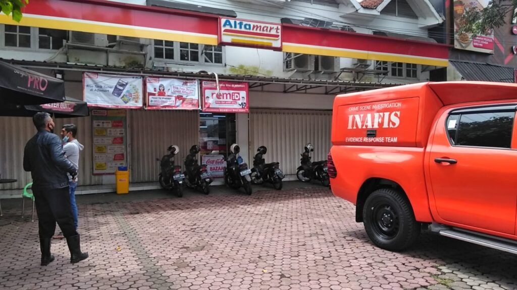 Tim Inafis Polresta Malang Kota saat olah TKP di toko ritel modern di Kecamatan Sukun, Kota Malang, Sabtu (06/03/2021). (Foto: Istimewa/Tugu Jatim)