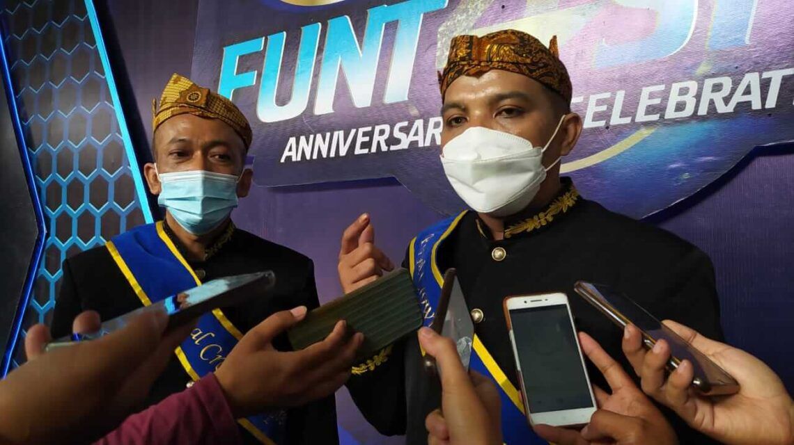 Selama Pandemi Covid-19, Omzet Bisnis Kosmetik dan Kesehatan Naik 100 Persen 1 Imopreneur Belly Kurniawan dan Laili Demiati saat diwawancarai awak media. (Foto: Azmy/Tugu Jatim)