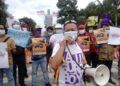 Aksi jurnalis se-Surabaya desak polisi usut tuntas kasus kekerasan terhadap jurnalis Nurhadi di depan Gedung Negara Grahadi Surabaya, Senin (29/03/2021). (Foto: Rangga Aji/Tugu Jatim)