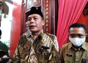 Ketua DPRD Kota Malang I Made Riandiana Kartika (tengah). (Foto: Azmy/Tugu Jatim)