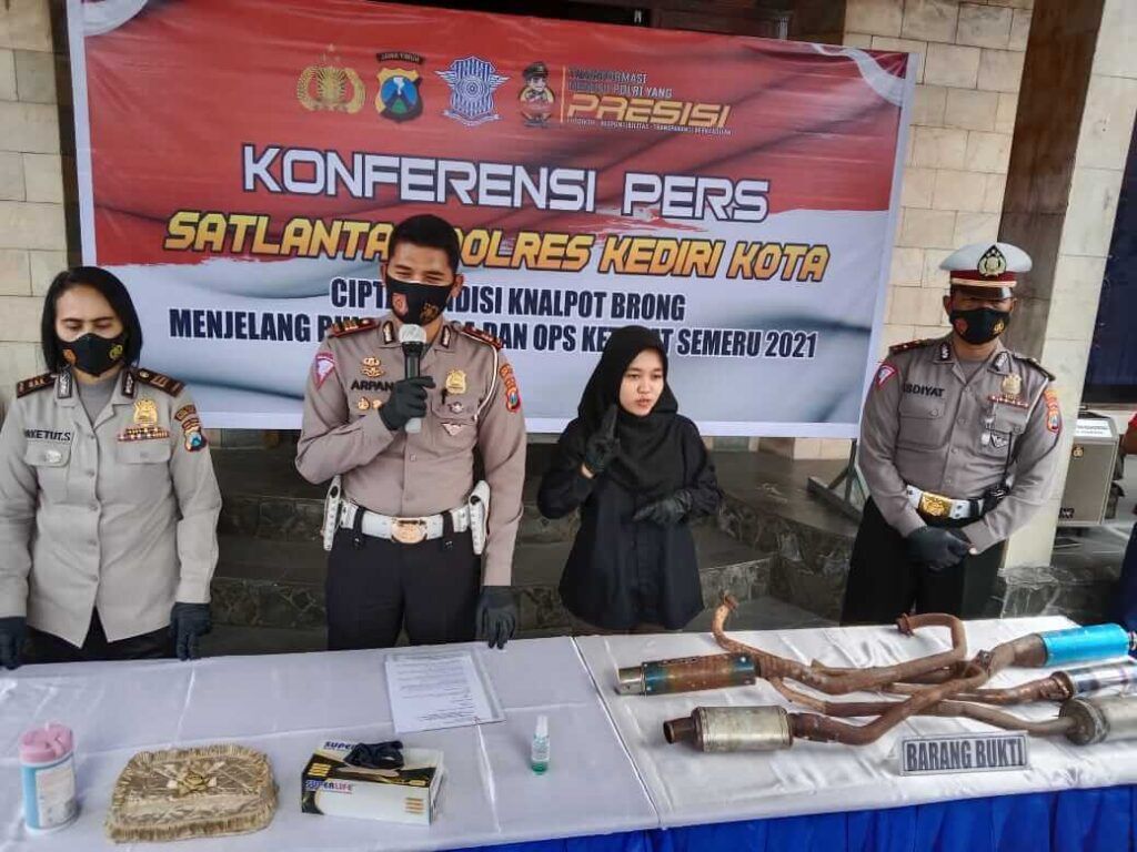 Kasatlantas Polres Kediri Kota AKP Arpan saat pers rilis pengamanan 42 kendaraan berknalpot brong. (Foto: Noe/Tugu Jatim)